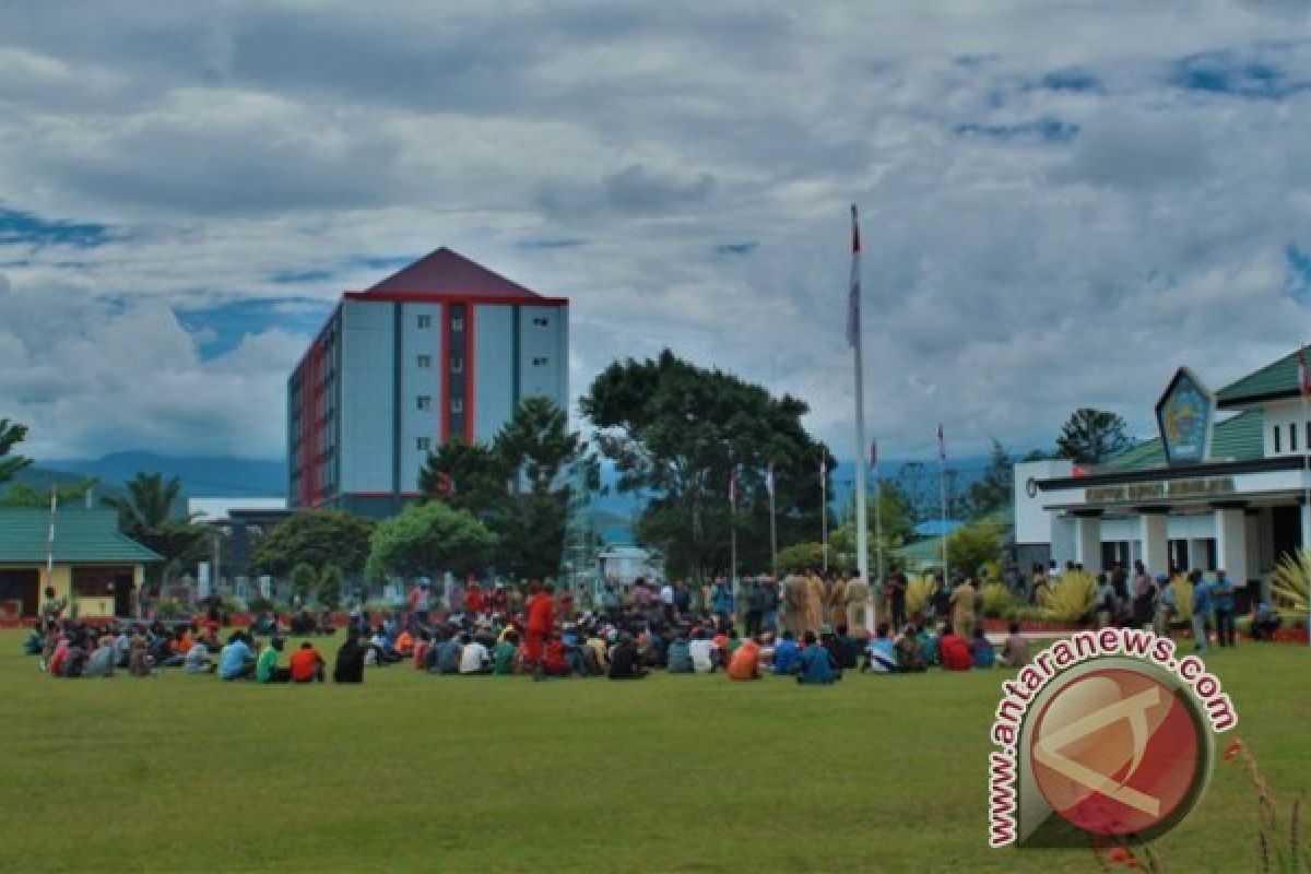 Seratusan warga pemilik ulayat mendatangi Kantor Bupati Jayawijaya 