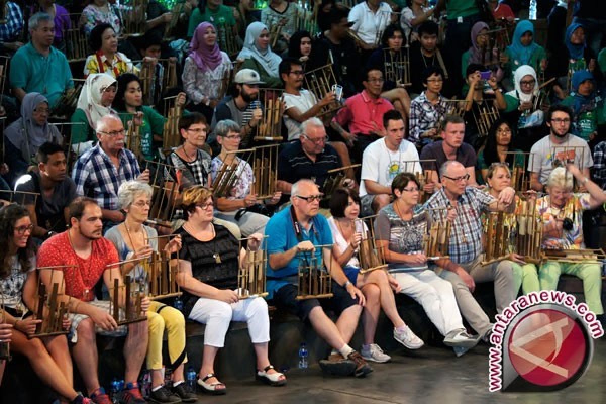 Pertunjukan angklung pukau pengunjung 'Indonesia expo' mumbai