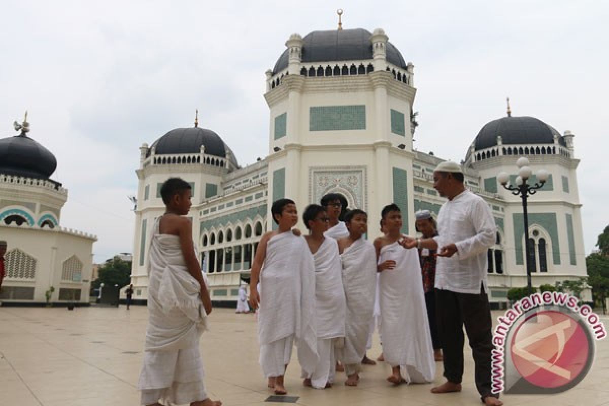 Masjid Raya Medan dibersihkan