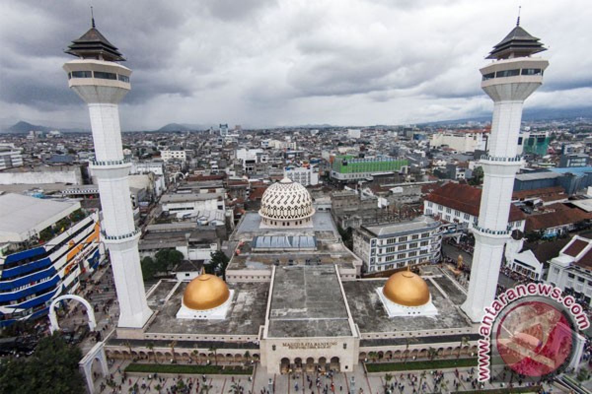 Masjid Raya Bandung siapkan seribuan paket takjil setiap hari