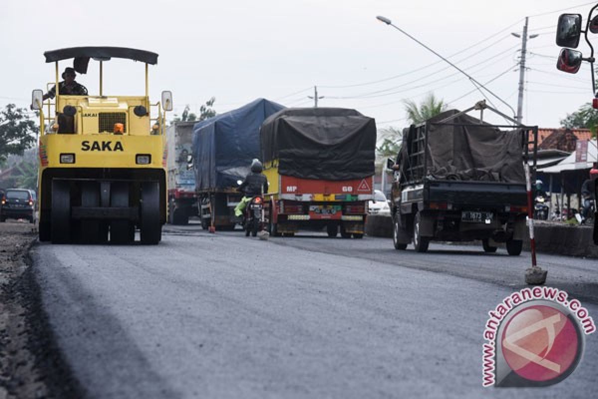 Bekasi jadi lokasi penerapan aspal plastik, ditinjau Menteri Luhut dan Basuki