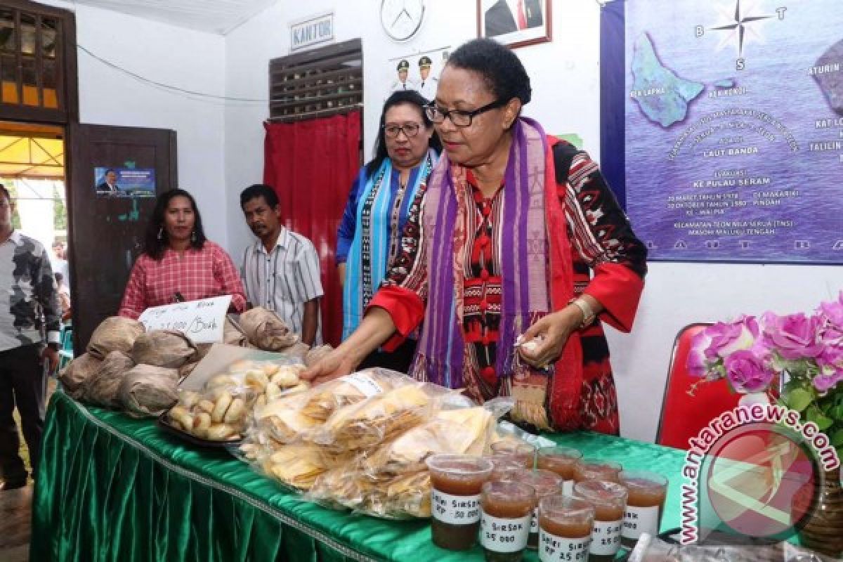 Menteri Yohana Kunjungi Usaha Perempuan Maluku Tengah