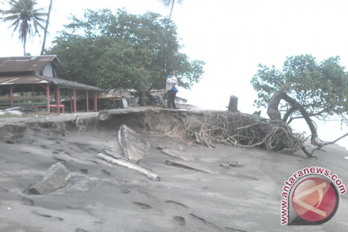 Abrasi Pantai Ulakan Tapakis di Padangpariaman Bertambah