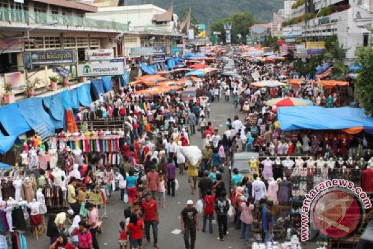 Pasar Simpang Empat Pasaman Dipadati Pengunjung