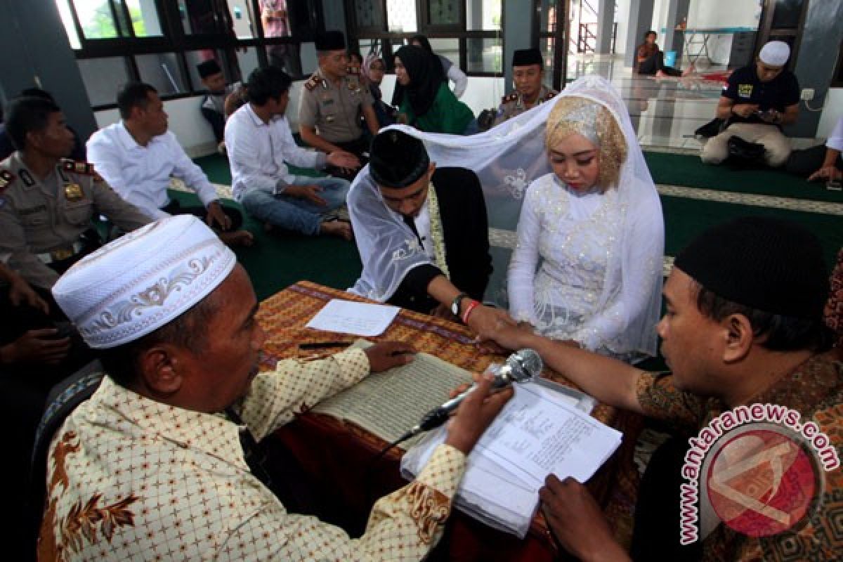 Tersangka pencurian kayu jalani pernikahan di polres batang