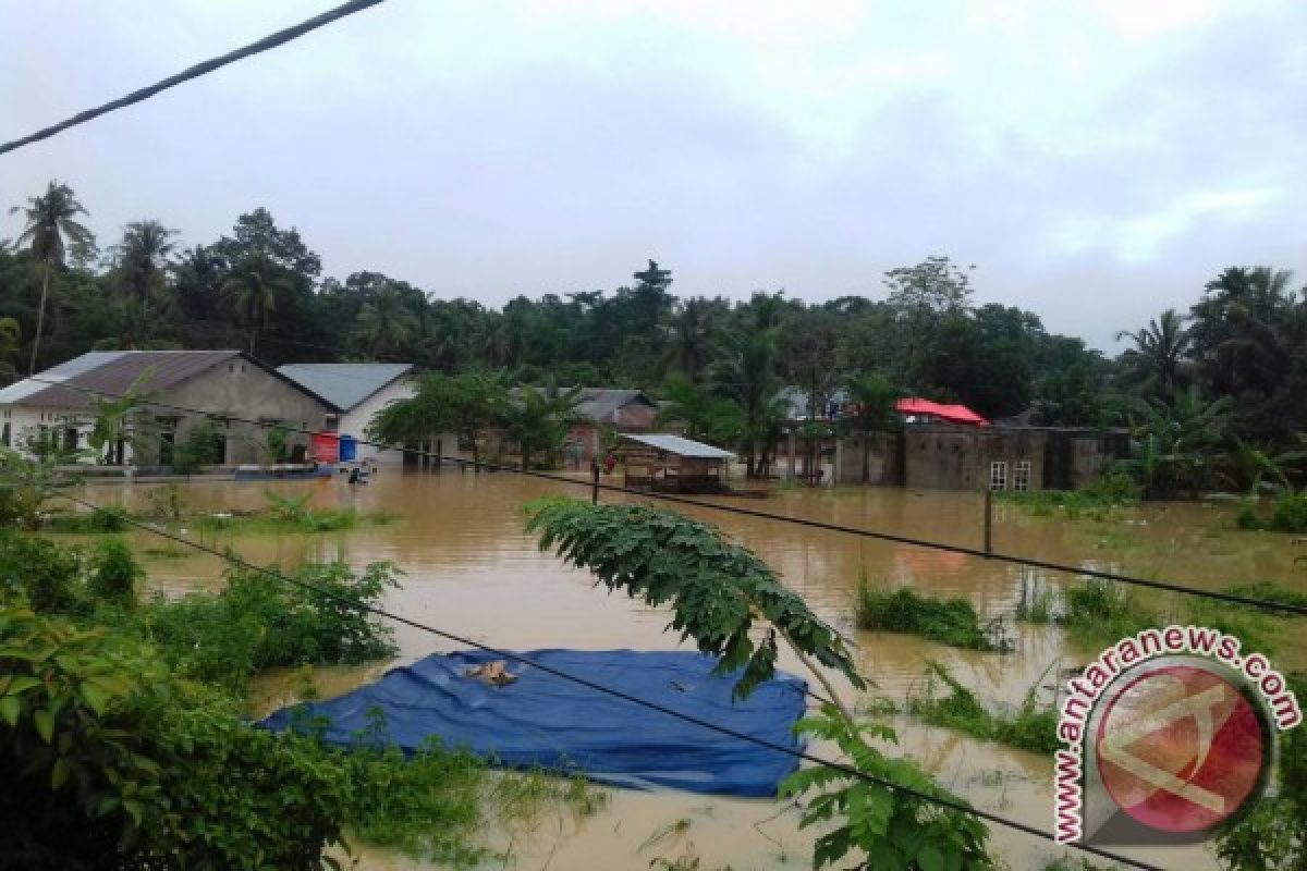 Korban banjir Konawe Selatan bertahan di pengungsian