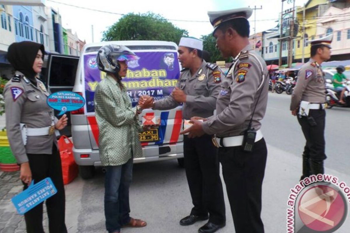 Satlantas Polres Karimun Bagikan Takjil kepada Pengendara