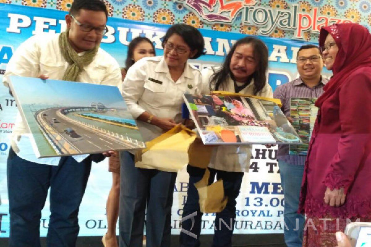 Risma Buka Pameran Foto Karya Pelajar 