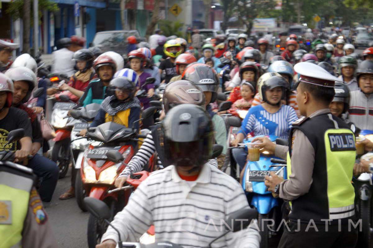 Polantas Trenggalek Bagikan Takjil Gratis ke Pengendara