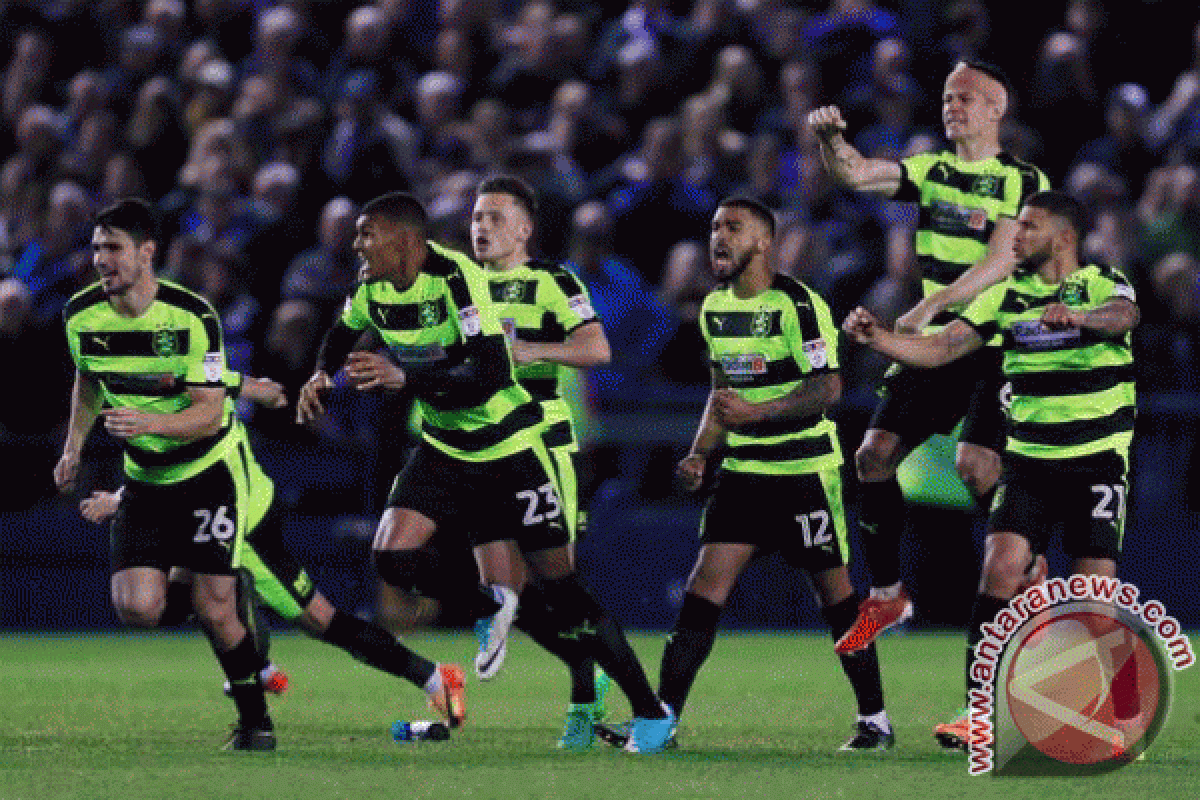 Pendatang baru Huddersfield beli gelandang Manchester City