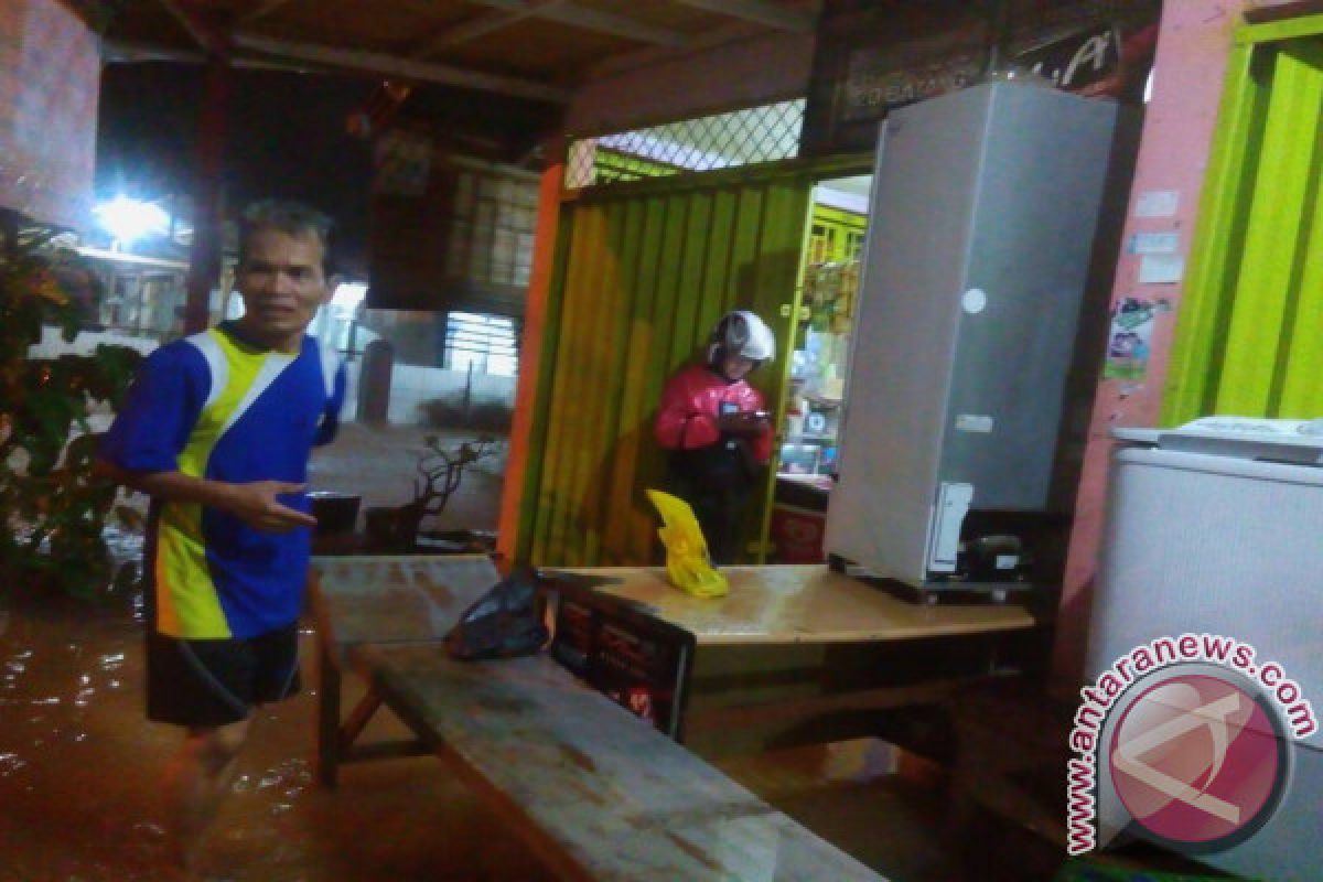 Sahur Menjelang, Ratusan Rumah Terendam Banjir di Padang