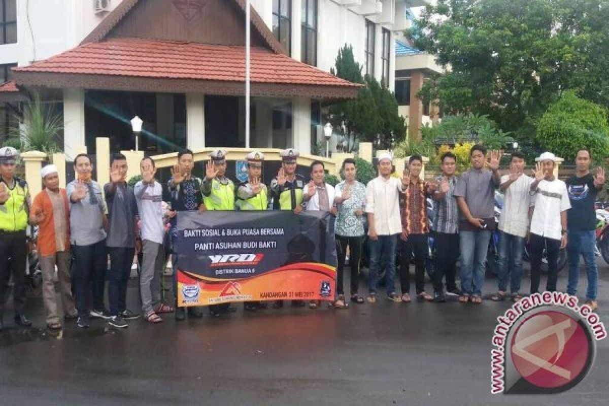 Satlantas Polres HSS Bagikan Takjil Gratis