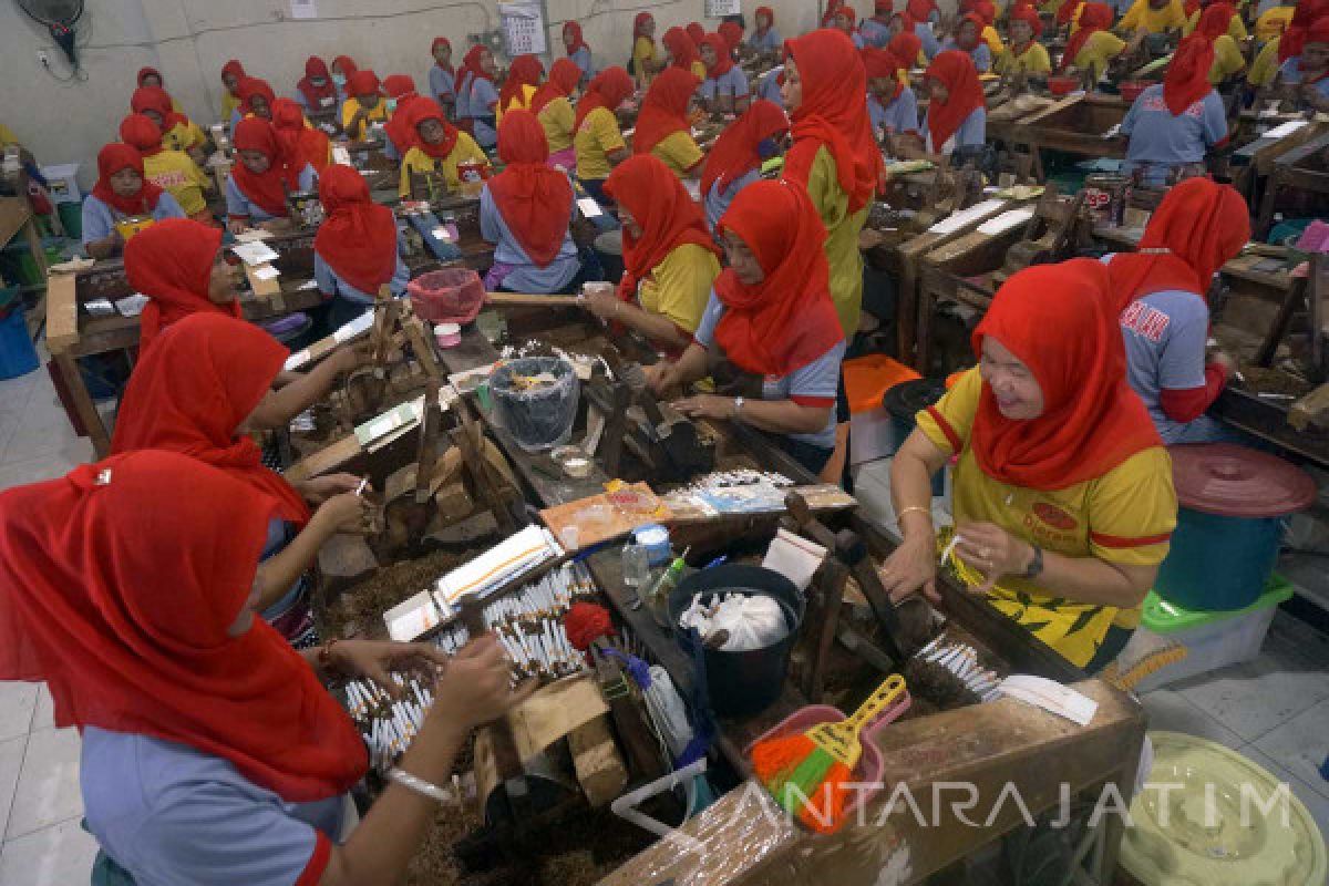 Pengusaha Rokok Keluhkan Sulitnya Rekrut Buruh Linting