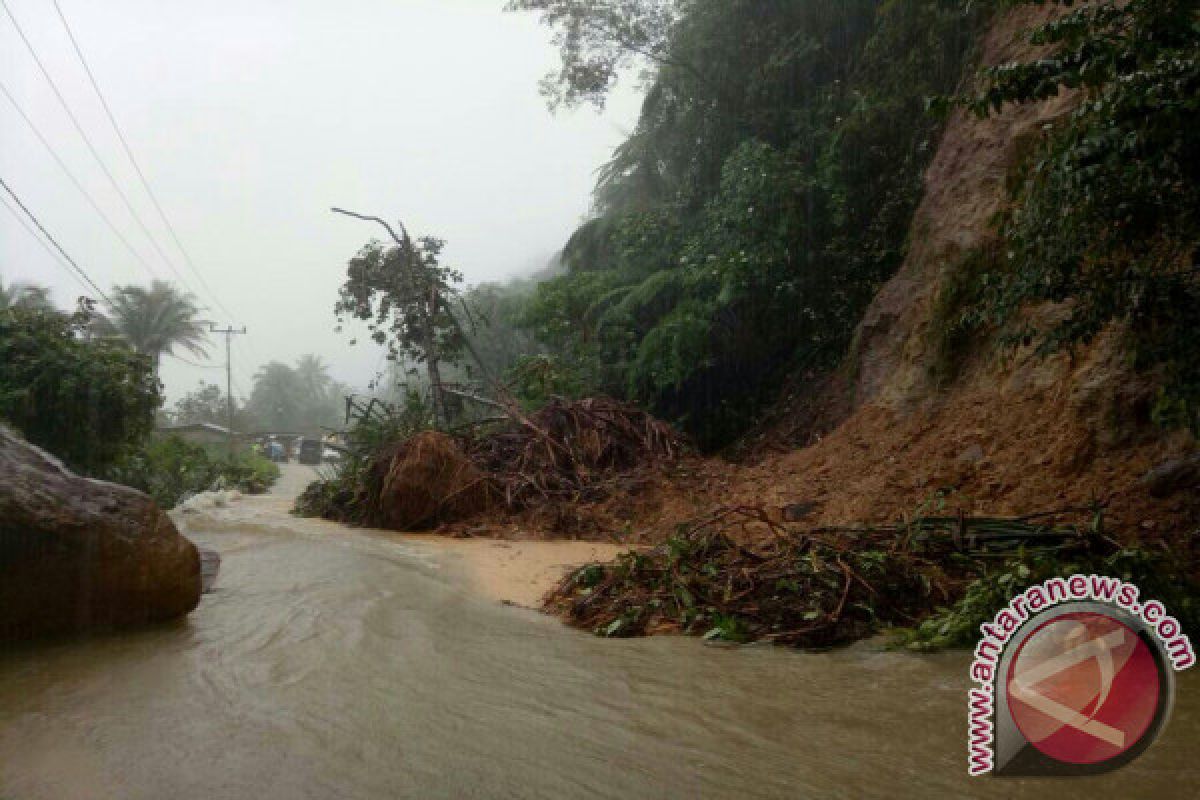 Jalan Padang-Solok Tertimbun Longsor