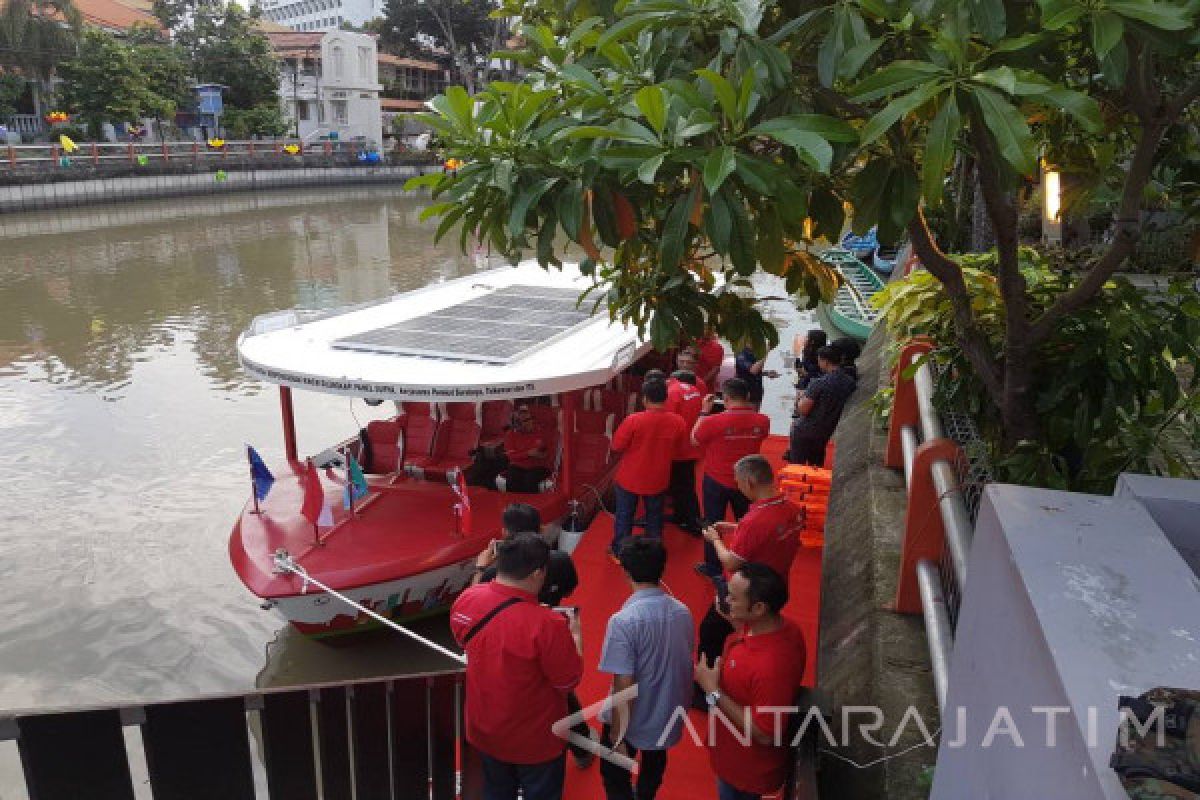 Risma Resmikan Perahu Wisata Tenaga Surya Surabaya (Video)