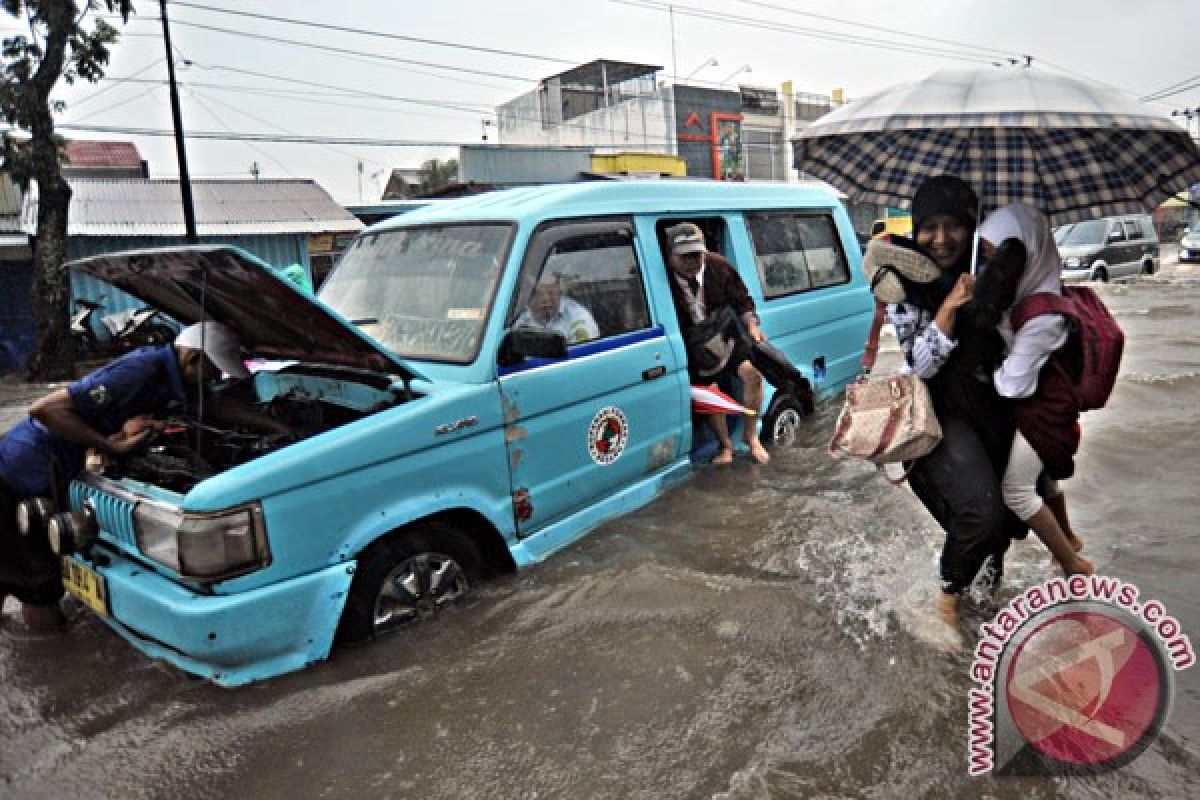 Banjir rendam sembilan kecamatan di Padang