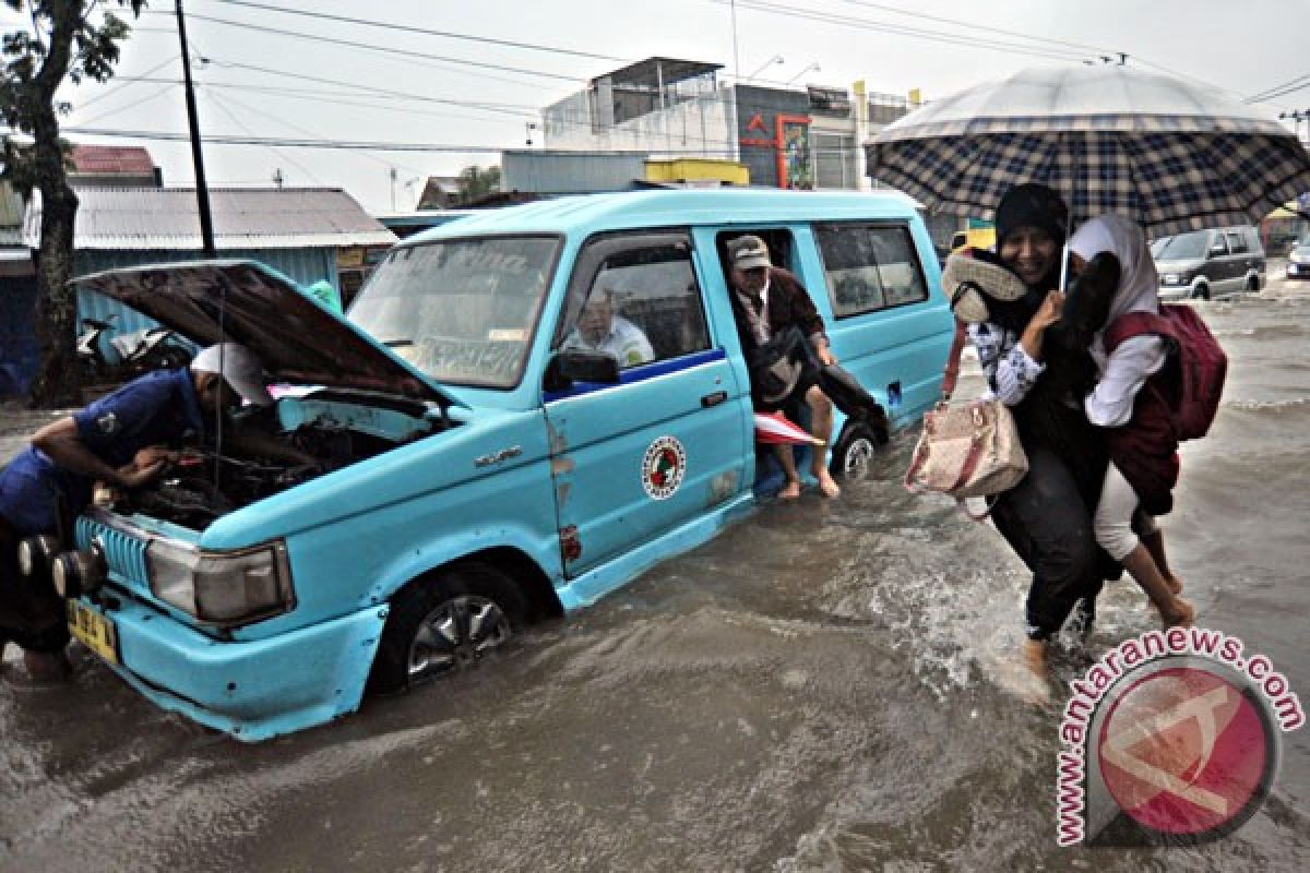 Ratusan rumah terendam banjir di Padang