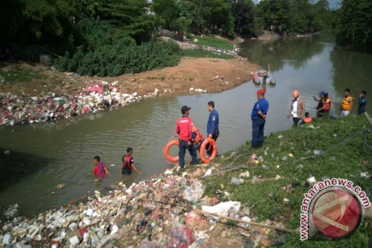 Petugas Gabungan Cari Bocah Tenggelam Di Kali CBL