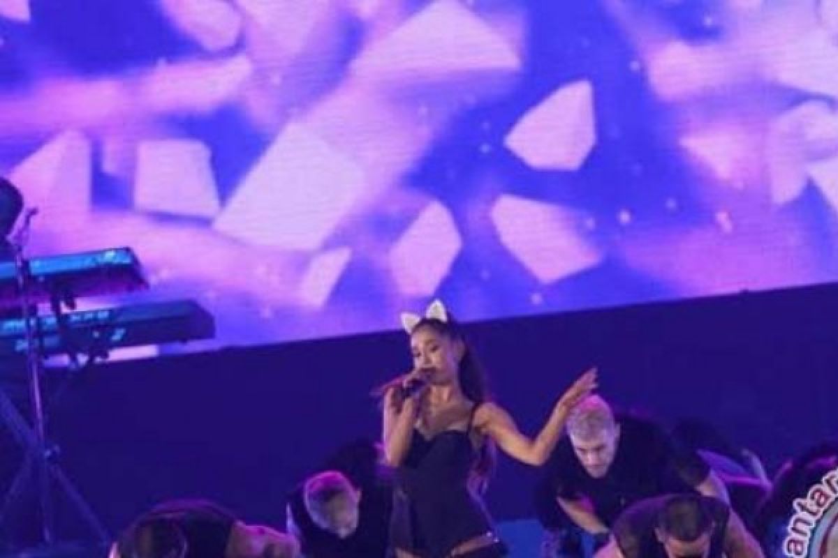 Gandeng Sejumlah Musisi, Ariana Grande Rencanakan Konser Amal Manchester