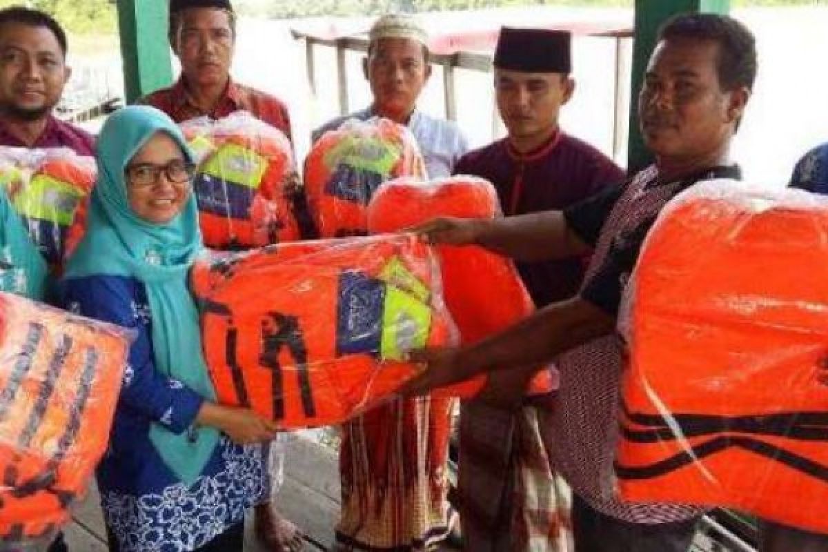PT RAPP Berikan Bantuan Pelampung Kepada Pengelola Wisata Kuala Terusan