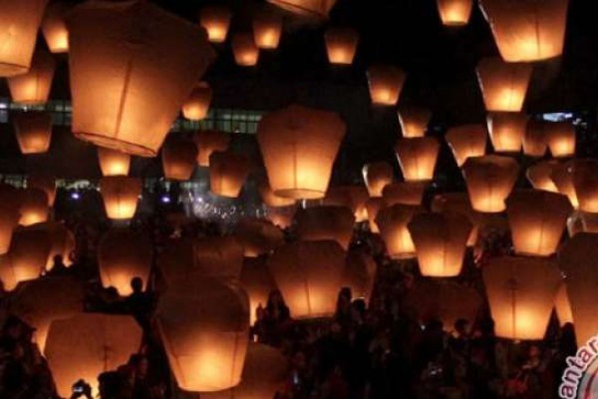 Ribuan Lampion Terangi Malam Di Festival Banjir Kanal Barat