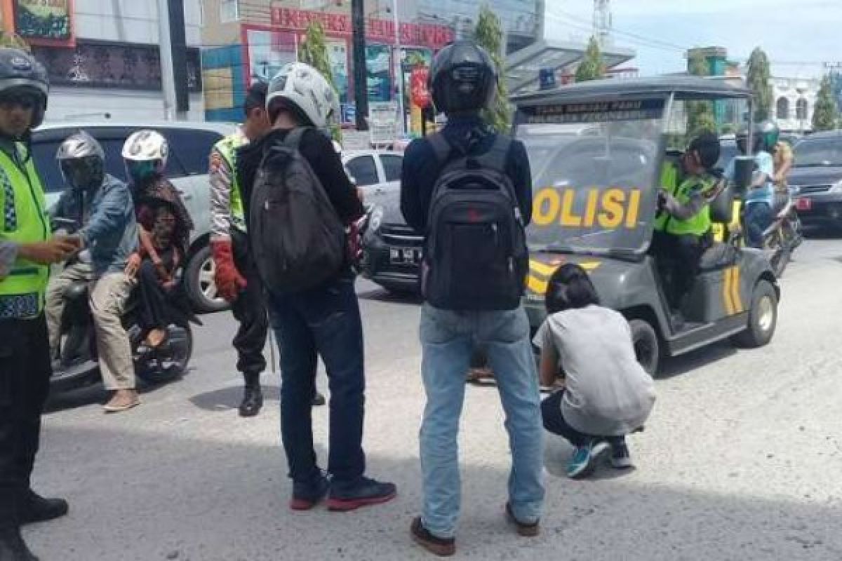 1 Kg Ranjau Paku Dibersihkan Polresta Pekanbaru dengan Mobil Magnet