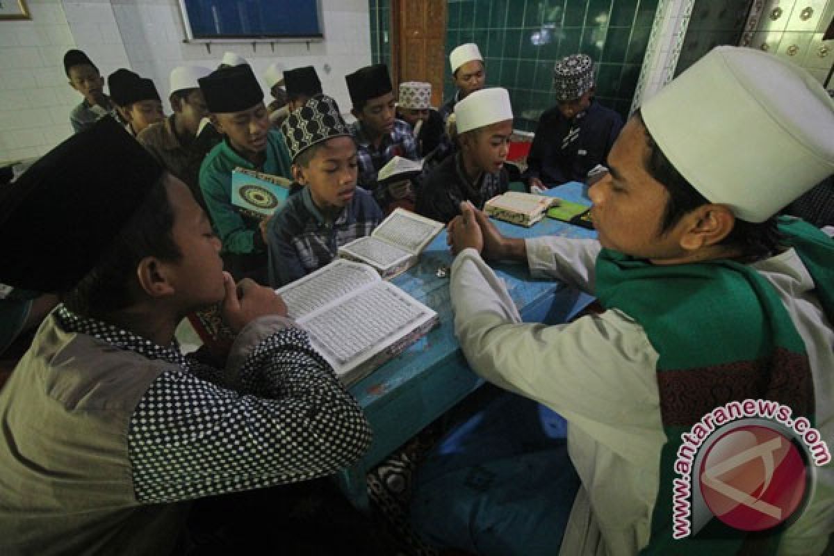 Pengajar Alquran Bekasi minta bantuan insentif pemerintah