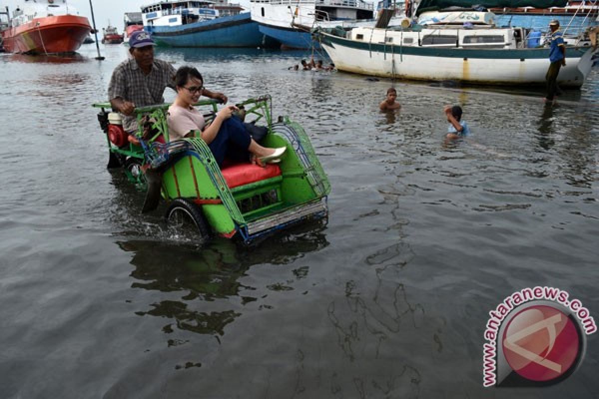 Sejumlah wilayah pesisir Semarang tergenang rob