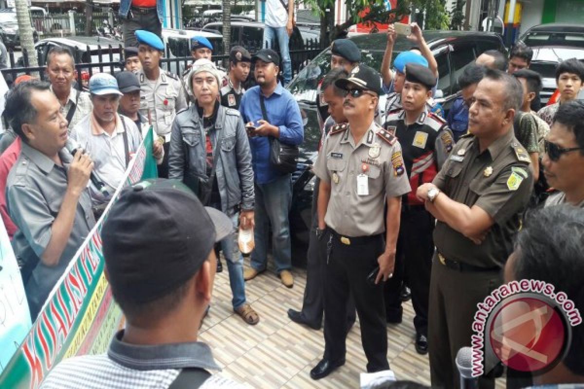 Massa Pendemo Minta Kasus Pemkab Balangan Diaudit