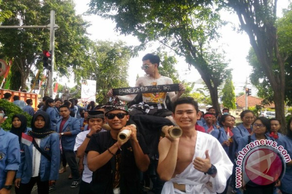 Ribuan Mahasiswa Undiksha Turun ke Jalan Gelorakan Semangat Hari Pancasila (Video)