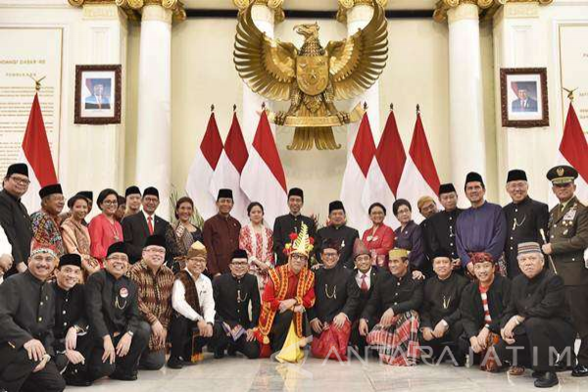 President, Ministers Wear Traditional Attire on Pabcasila Day