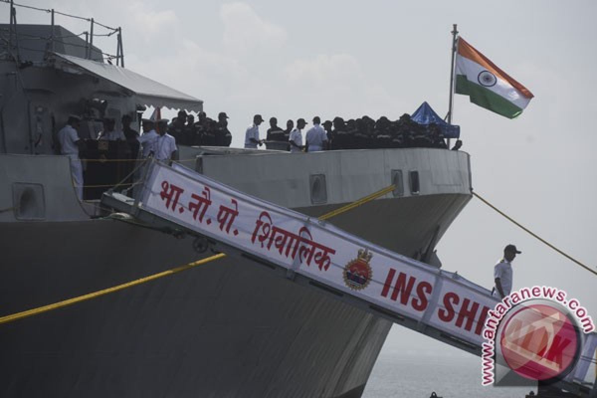 Kapal perang AL India berlabuh di Makassar