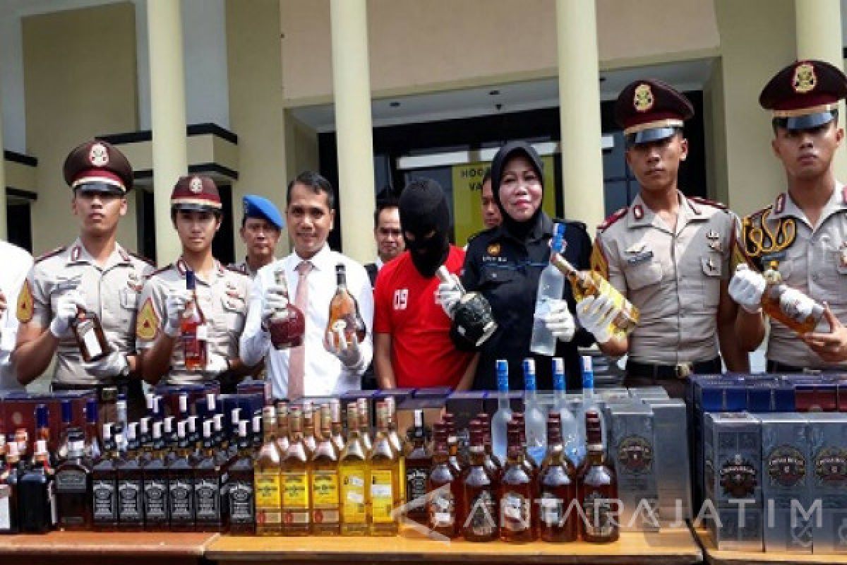 Polisi Bongkar Peredaran Minuman Keras Impor Iilegal