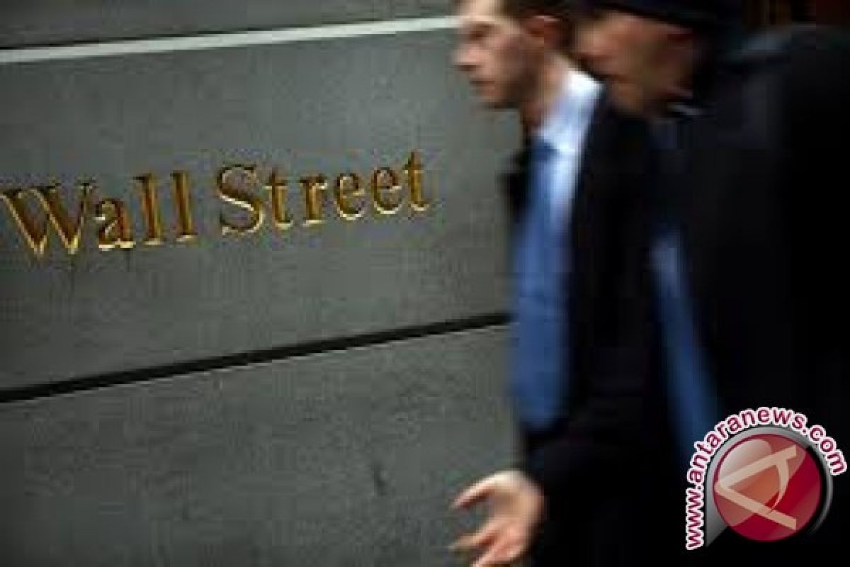 Wall Street ditutup turun tertekan data ekonomi lemah