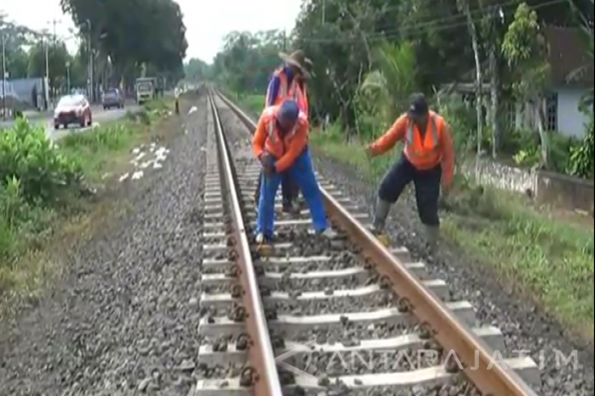 KAI Berencana Gusur Bangunan Liar Jalur Kereta