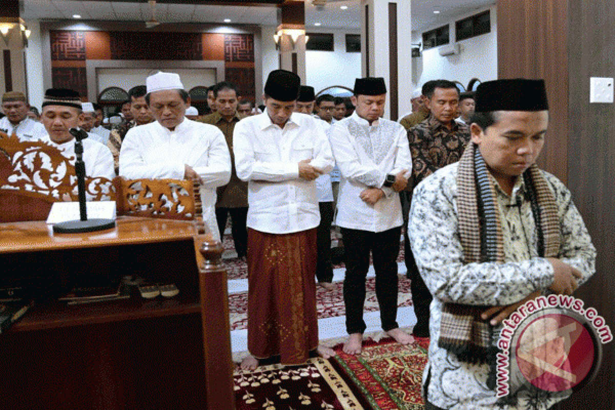 Presiden Shalat Tarawih Di Masjid Al Muslimun (video)