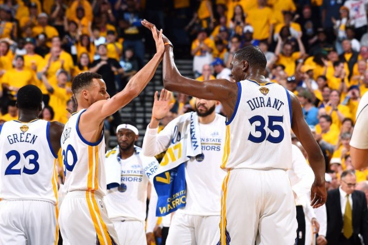 Warriors rebut final pertama, tundukkan Cavaliers 113-90