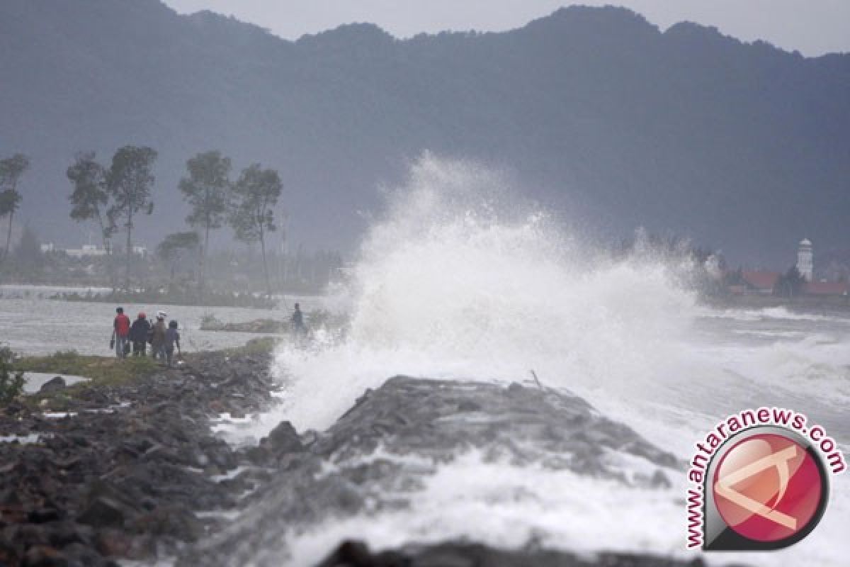 Waspadai gelombang setinggi 5,0 meter di perairan NTT