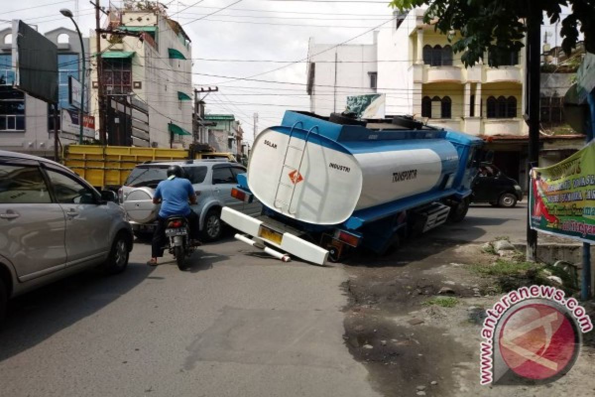 Truk Bermuatan Ribuan Liter Solar Anjlok