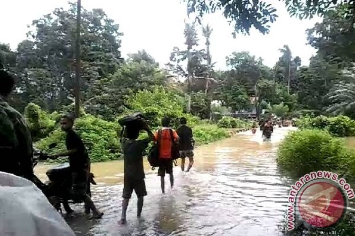 Banjir Hambat Aktivitas di Mempawah Hulu