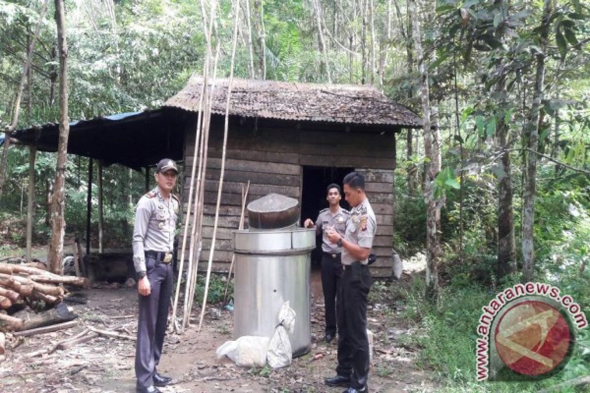 Razia Gabungan Bongkar Produsen Miras Nanga Tayap 