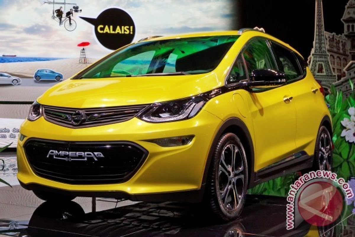 Paus Fransiskus Terima Mobil Listrik Opel Ampera-e