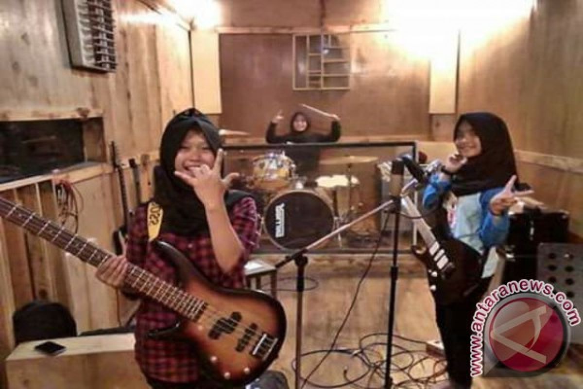 Band Perempuan Berjilbab Aliran Metal Perhatian Internasional