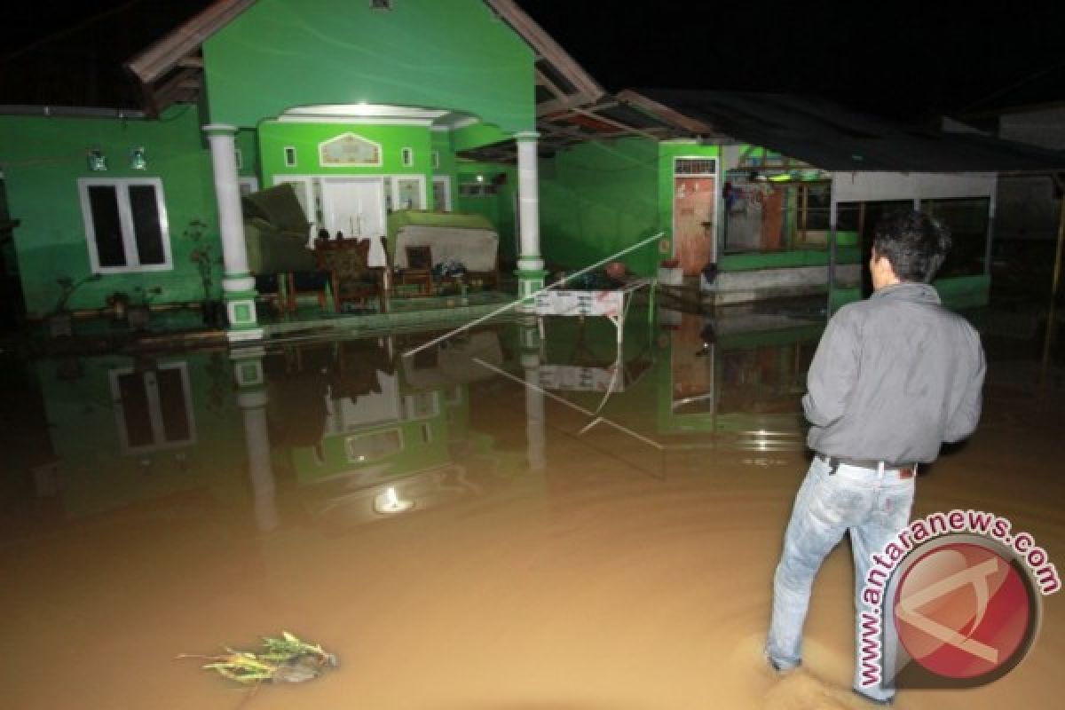 BPBD Evakuasi Warga Korban Banjir Suka Maju