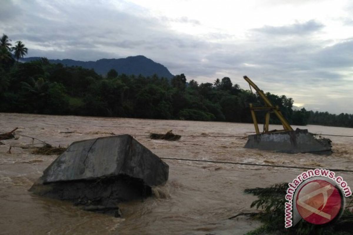 Jembatan Gantung Bondauna Bone Bolango Ambruk