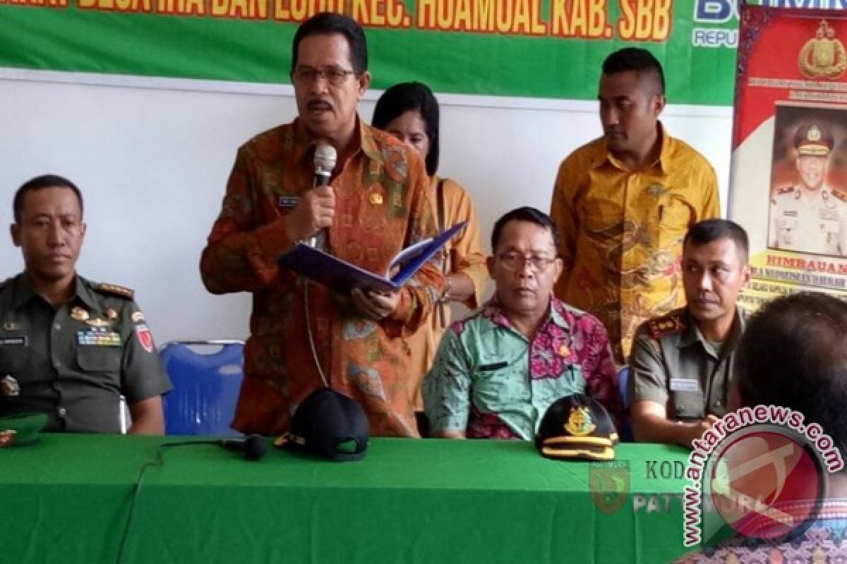 Kodam Serahkan Bantuan Kambing Kepada Warga Iha-Luhu