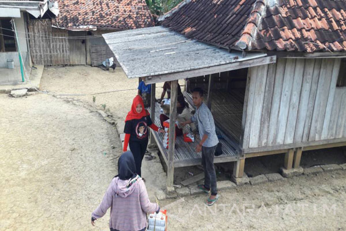 Relawan Bacawabup Pamekasan Sisir Desa Bagi-bagi Takjil