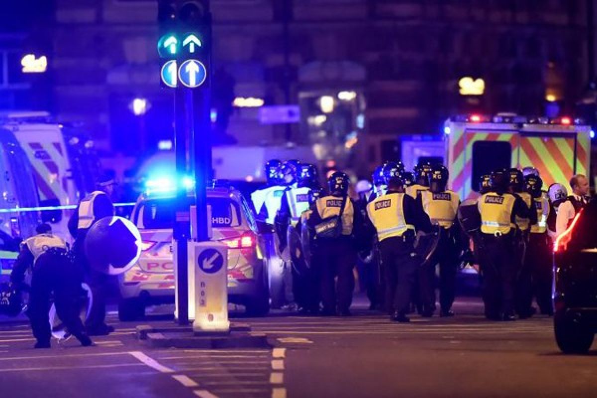 Mobil van tabrak pejalan kaki di Jembatan London