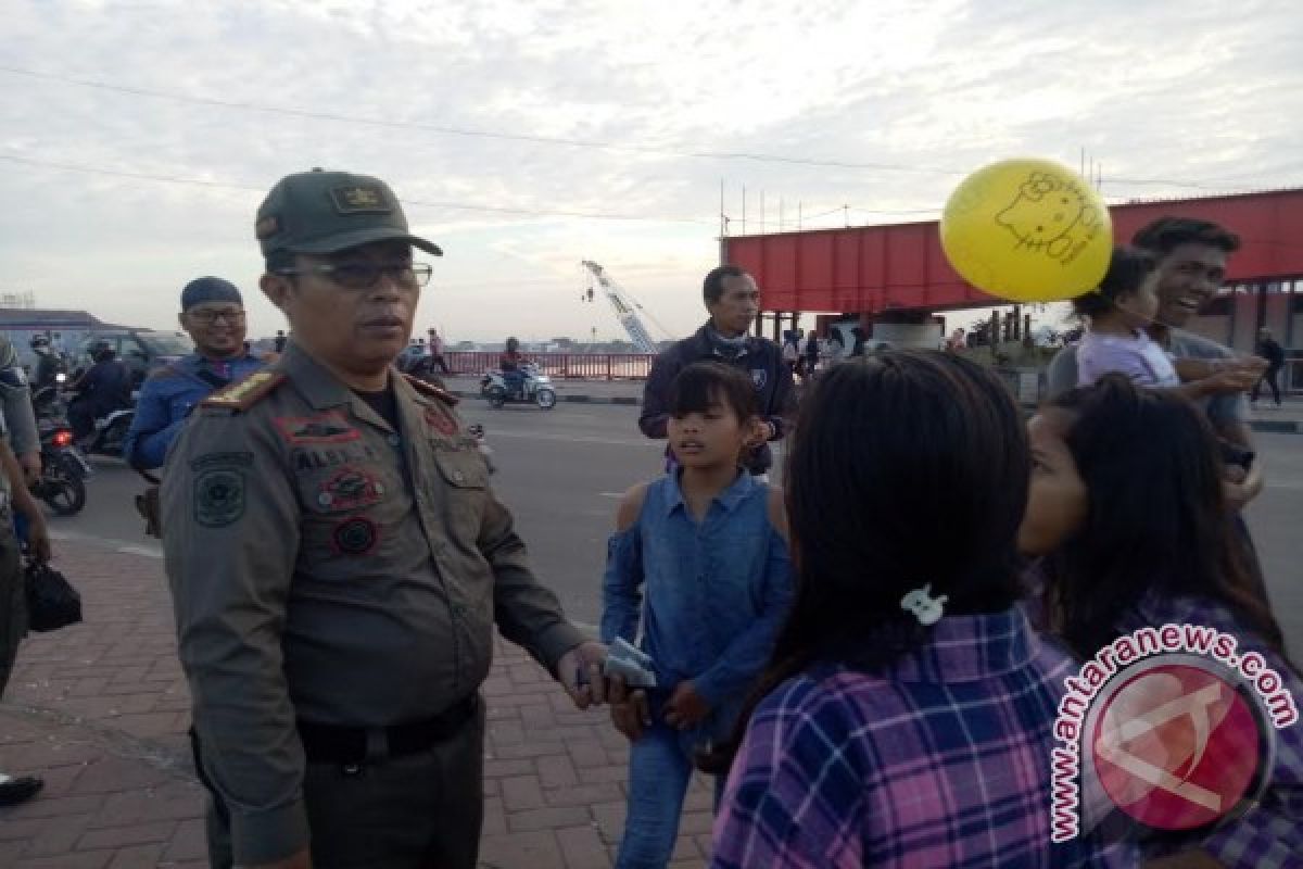 Satpol PP Palembang sita ribuan petasan