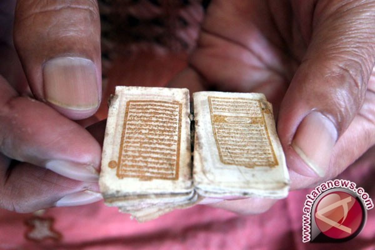 Keluarga ini jalani Ramadan dengan Quran emas setengah abad